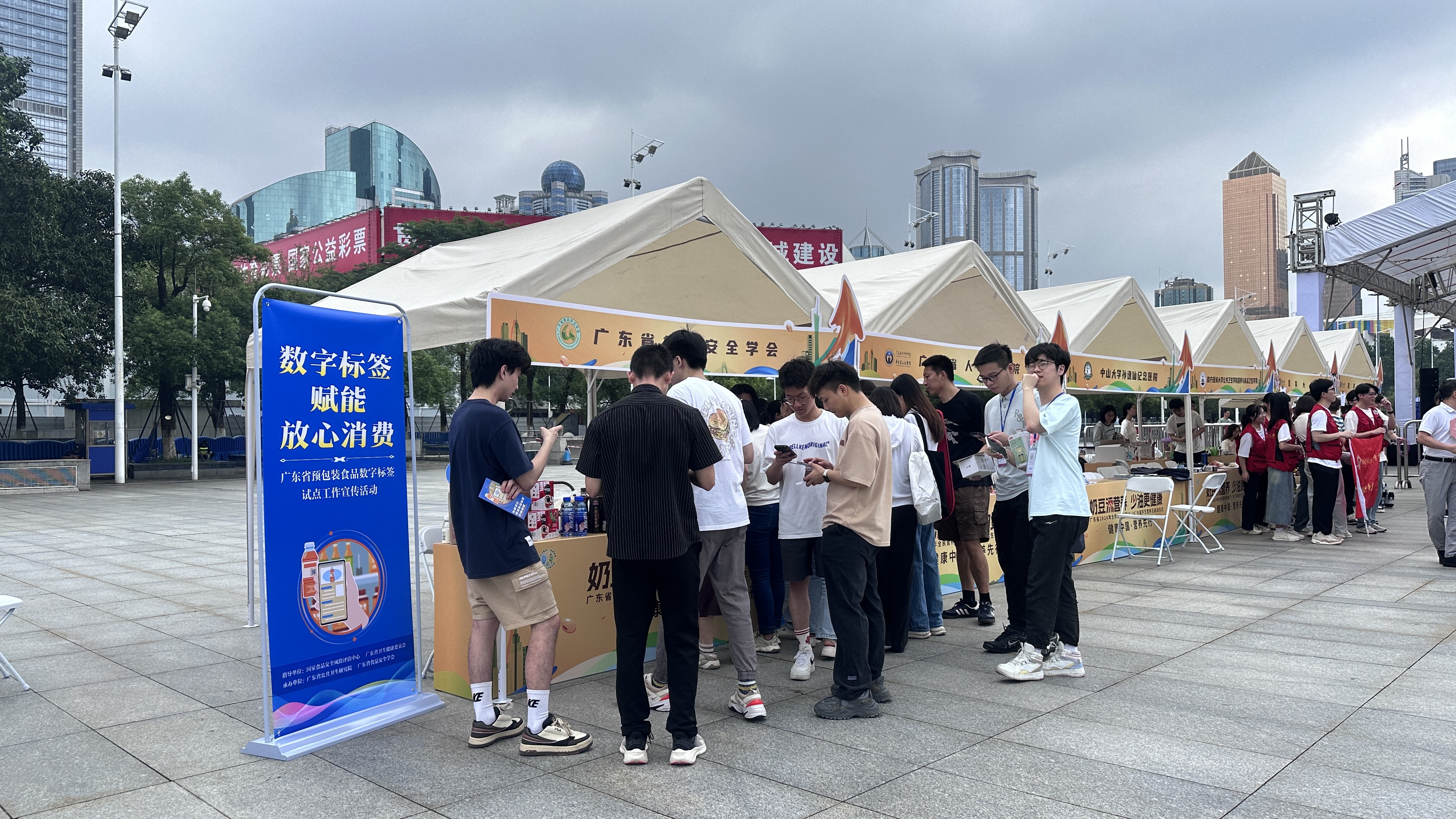 市民围观.jpg